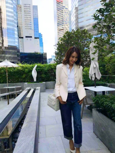 奔五的黎姿看起來狀態好，印花連體褲個性又時髦，越來越有貴婦感