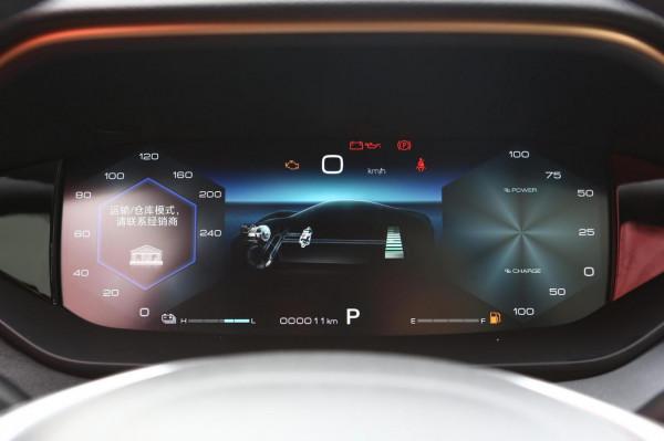 奕炫MAX暗夜版：軸距2770mm，搭載1&period;5T&plus;E-CVT，配雙獨立懸掛