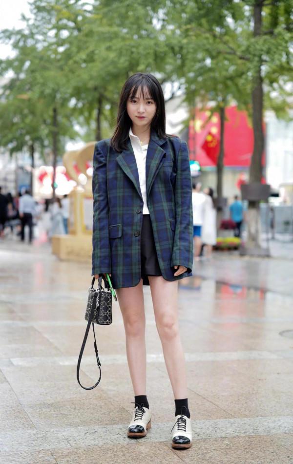 看街拍 學搭配：15組Dior 戴妃包穿搭示範 哪套最吸睛？