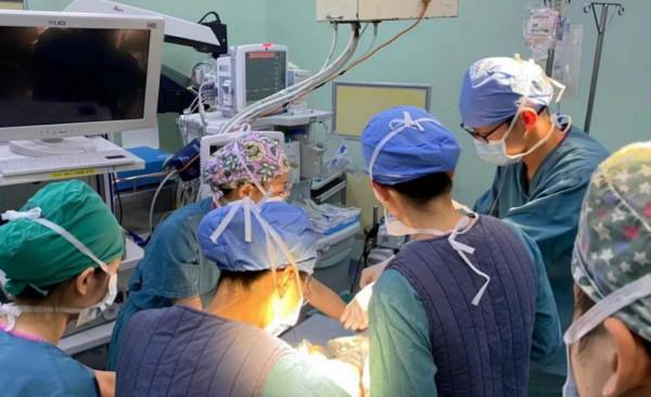 2歲男孩兩天不吃不喝，竟是因為喉嚨“遇刺”！多學科專家聯手“拆彈”