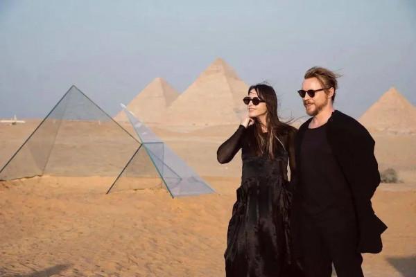 “永恆即現在”:Art d'égypte在4500歲的金字塔旁上演的藝術 “永恆即現在”:Art d'égypte在4500歲的金字塔旁上演的藝術