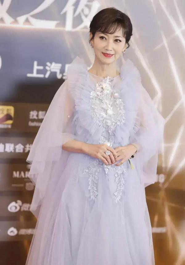 搜狐紅毯生圖曝光！阿嬌造型一言難盡，趙雅芝扮嫩違和，楊穎最佳