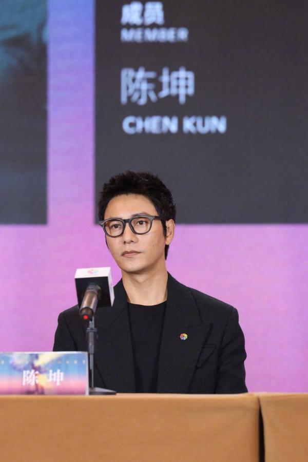 鞏俐在評委見面會坐C位,穿休閒裝氣場不減,陳坤戴眼鏡反差好大 鞏俐在評委見面會坐C位,穿休閒裝氣場不減,陳坤戴眼鏡反差好大