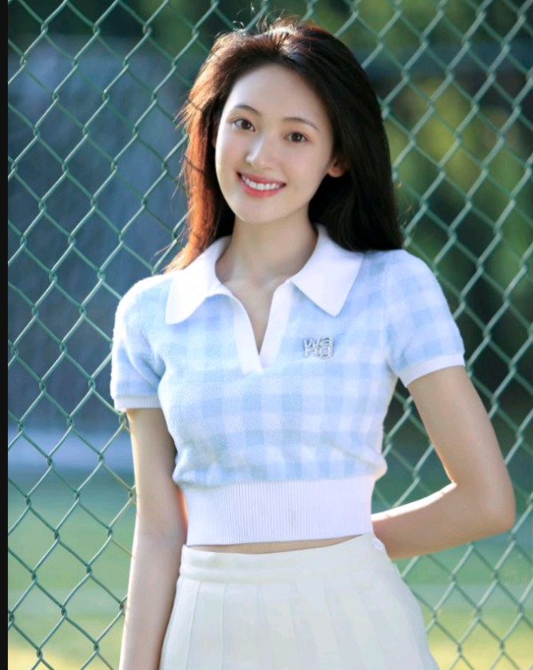 中戲出美女誠不欺我！播音系系花拿雪糕照走紅，下一個奶茶妹妹？