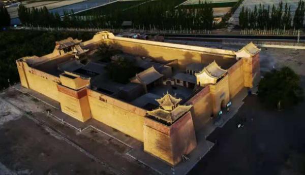 倚在民勤瑞安堡拱門，感受那片沙海綠洲的時光