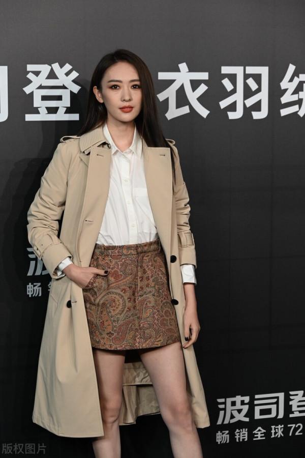 童瑤穿卡其色風衣搭配印花短裙亮相服裝新品大秀，煙燻妝利落時髦