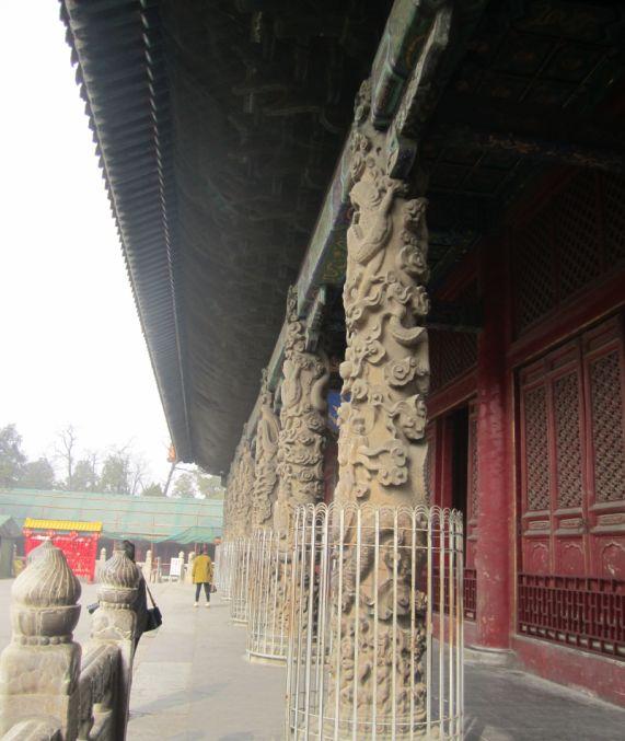 乾隆來拜孔府,大成殿前十根龍柱為什麼要用紅綢包上? 乾隆來拜孔府,大成殿前十根龍柱為什麼要用紅綢包上?