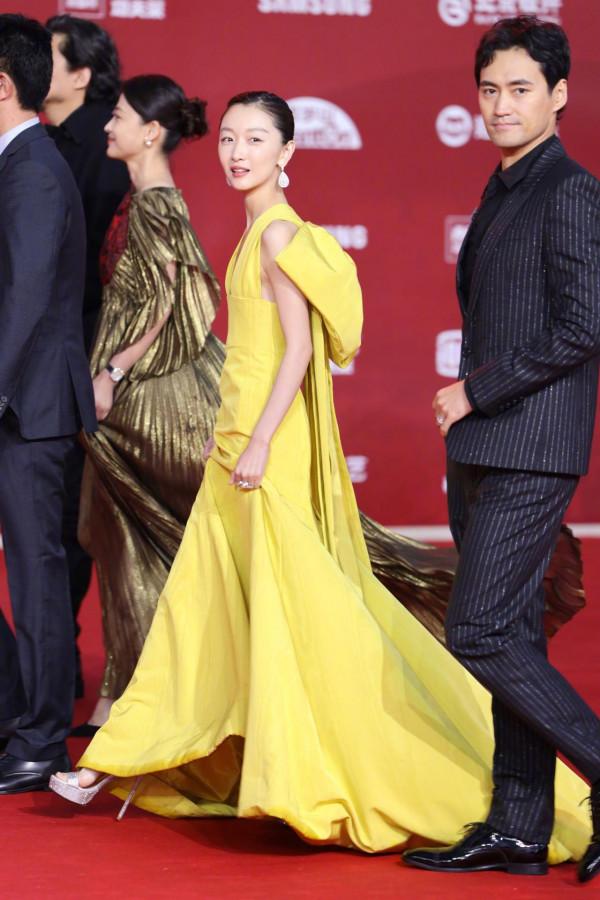 眾星亮相北影節紅毯：黃聖依baby妝容顯老，周冬雨姚晨造型太尷尬
