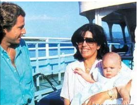 她獨自繼承了船王父親的全部遺產，卻四婚四離，38歲死於自家浴缸