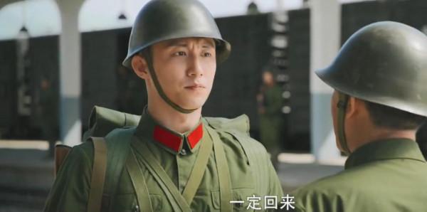 《王牌部隊》高粱扔完最後一顆手榴彈 選擇跳崖 張排長為救戰友犧牲