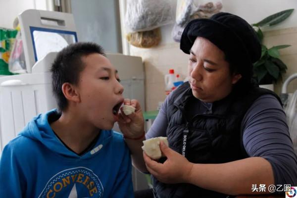 丈夫離婚，單親媽媽獨自攜子求醫，最難時5斤米母子倆吃了一個月