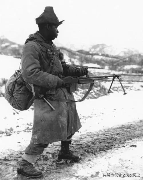一個黑人士兵舉著白旗朝志願軍走來，突然黑人身後的美軍開火了