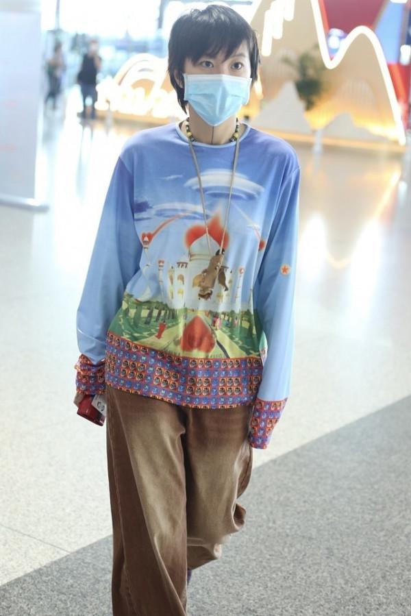 竇靖童真的很帥氣，穿的印花上衣還挺好看，看著還挺顯瘦