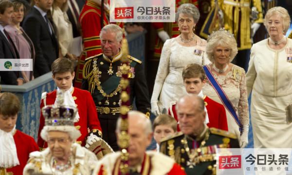 英國的提袍男童，必須由貴族子弟擔任，曾在女王演講時暈倒