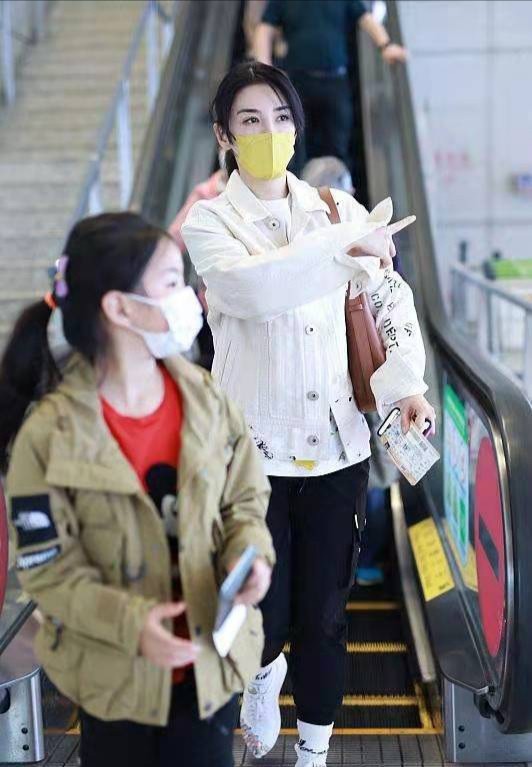 黃奕攜女走機場，她打扮精緻容光煥發，8歲女兒穿著隨意顯成熟