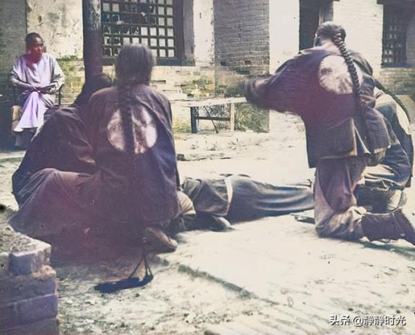 晚清老照片：旗人女子酷似如今名人，衙役摁倒犯人行刑