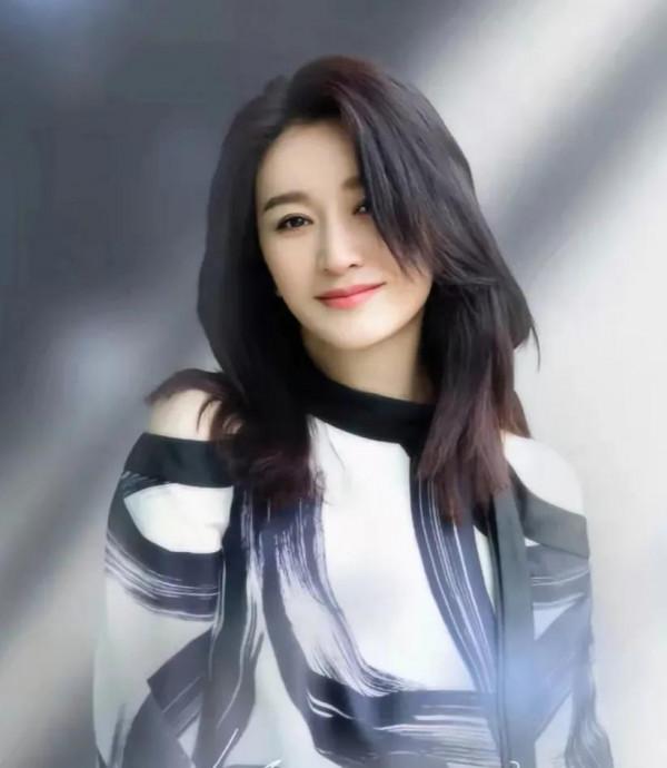 白的發光發亮的李大冉，全網你最白，哪都白