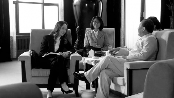 毛主席新畫像掛上天安門後，北京市民提出意見：為何只有一隻耳朵