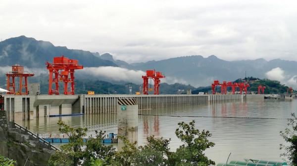 開啟全部閘門，放光三峽水庫裡的水，需要多長時間？