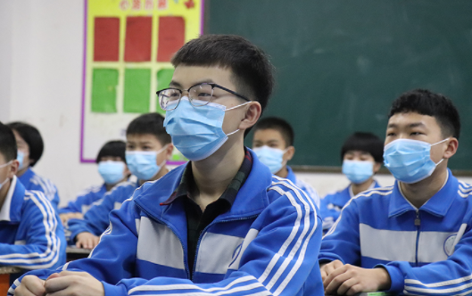 中小學改用“新課桌”,學生上課睡覺或成難題,家長終於能放心了 中小學改用“新課桌”,學生上課睡覺或成難題,家長終於能放心了