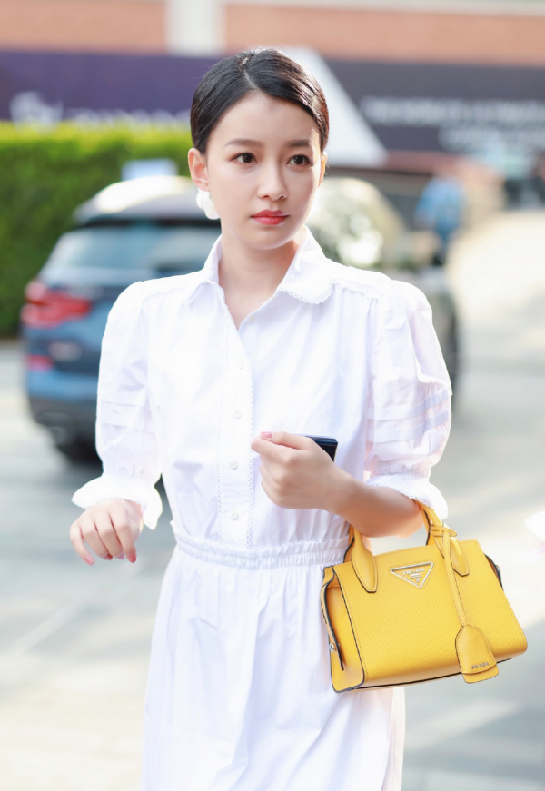 孫怡還真是“小仙女”,穿白色襯衫裙配出鏡,配休閒鞋美成校花了 孫怡還真是“小仙女”,穿白色襯衫裙配出鏡,配休閒鞋美成校花了