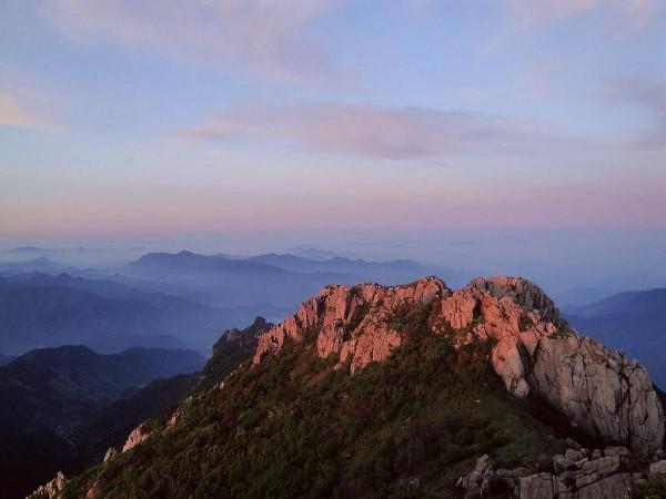 安徽省六大自然保護區之一,層巒疊嶂,群峰爭奇,溝谷縱橫 安徽省六大自然保護區之一,層巒疊嶂,群峰爭奇,溝谷縱橫