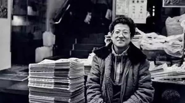 為慈善裸捐56億，66歲無兒無女，“賭神”周潤發憑什麼火了41年？