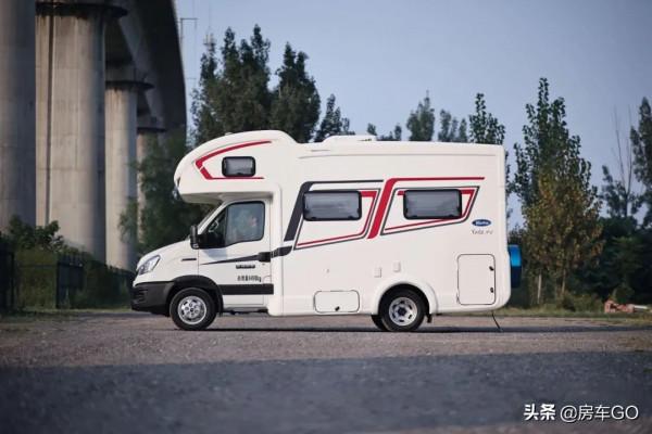 適合4-6人旅行的高配房車,標配820Ah電池+柴暖,可以四季出行 適合4-6人旅行的高配房車,標配820Ah電池+柴暖,可以四季出行