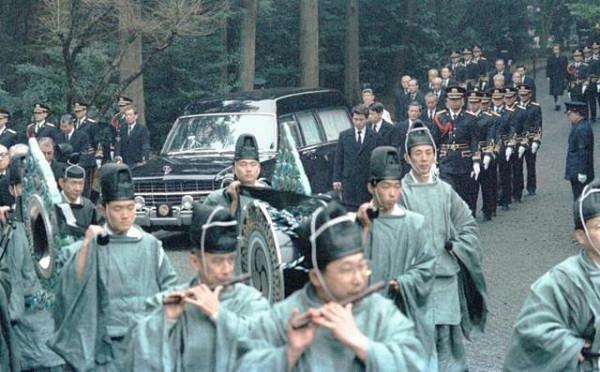 裕仁天皇去世後，日本希望中國派代表團前往弔唁，我國如何回覆？