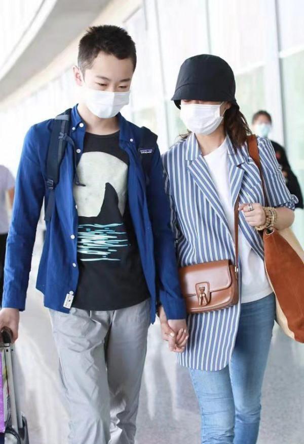 海清帶兒子“蛋妞”走機場，兒子身材高大氣質文藝，五官超像媽媽