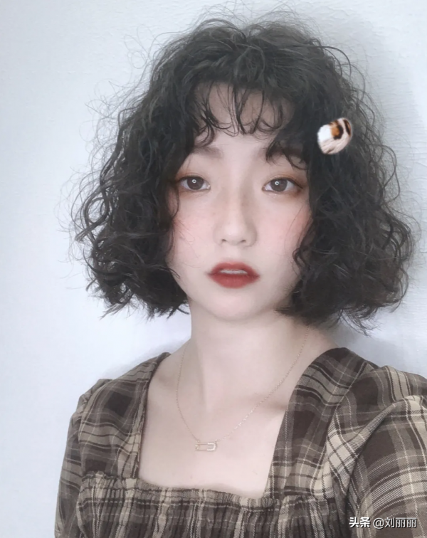 女人過了30歲，燙捲髮洋氣時尚不落伍，美到讓你想不到