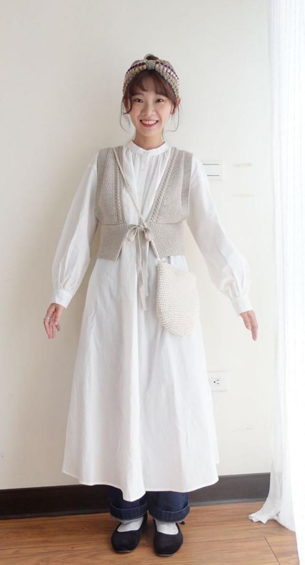 這樣穿洋裝超百搭超可愛!純白連身裙+針織背心重複穿搭 這樣穿洋裝超百搭超可愛!純白連身裙+針織背心重複穿搭