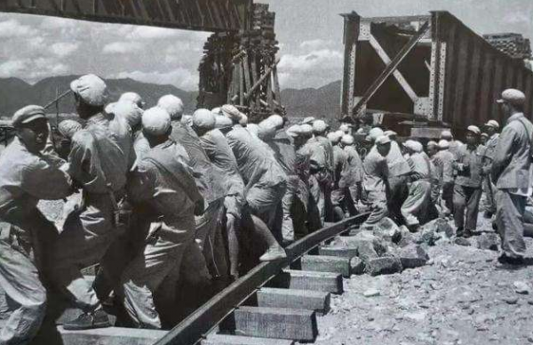 1987年洪學智準備解甲歸田，鄧小平緊急召見：你去當軍委副秘書長