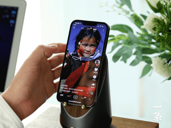 是感應音箱、手機支架、電子鐘，也是無線充，這個小木頭神了 || Chin@美物