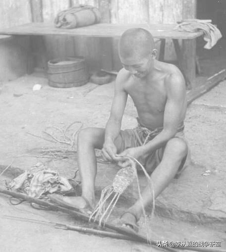 都帶著青天白日的標誌 如何區分國軍共軍 答案是:穿好鞋的就是共軍 都帶著青天白日的標誌 如何區分國軍共軍 答案是:穿好鞋的就是共軍