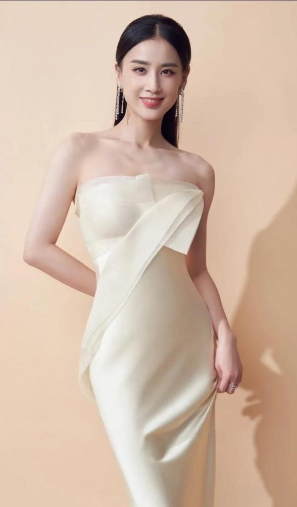 億萬富太黃聖依,面板白皙,知性優雅 億萬富太黃聖依,面板白皙,知性優雅