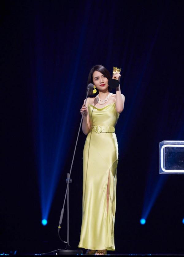 劉惜君，身穿長裙，優雅是你，美