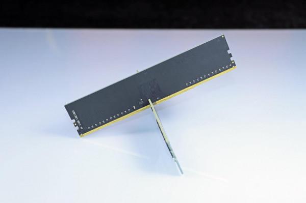 國產長鑫芯的金百達 DDR4 2667 C19 竟然直接 XMP 3200 C16？