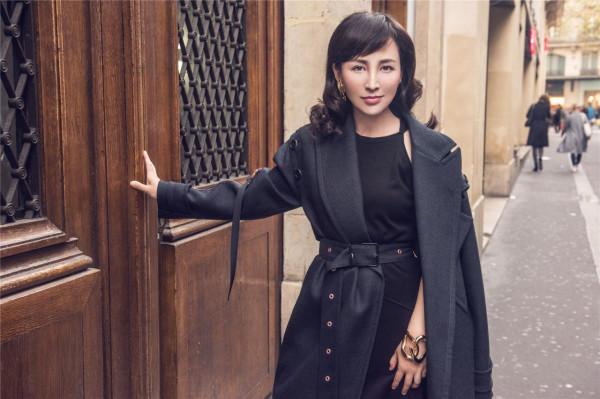 “最美孟婆”嶽麗娜：25歲嫁初戀，被老公捧上位，結婚22年生3子