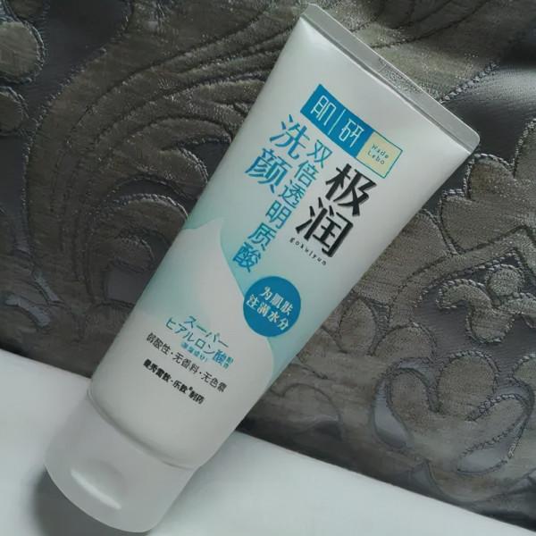 收斂毛孔及滋潤肌膚的洗面奶：日復一日，肌膚看上去更亮白通透