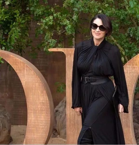 “壯漢身材”卻能被稱為地球球花，如今女兒還要成為最美星二代？