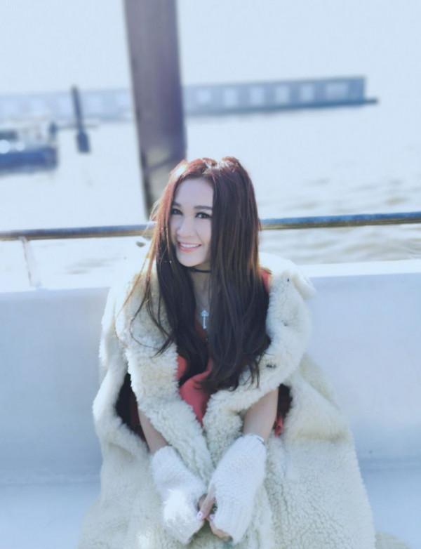 溫碧霞為了形象真夠拼,穿大衣“光腿”配連衣裙,冷但很有時尚感 溫碧霞為了形象真夠拼,穿大衣“光腿”配連衣裙,冷但很有時尚感