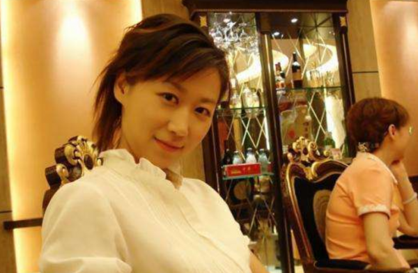 著名主持人魏笑：新婚24小時離世，丈夫至今未娶，父親仍在懷念她