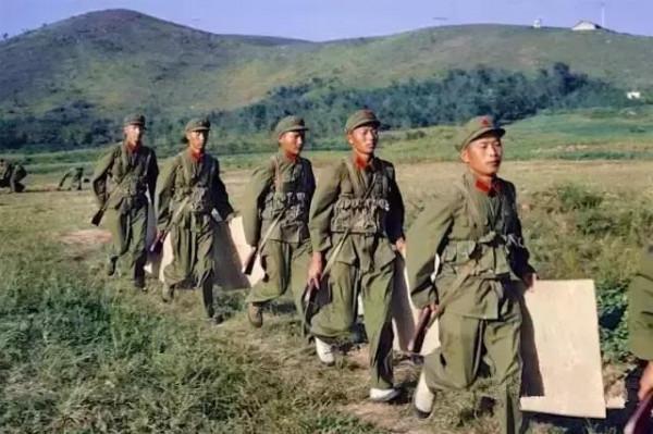 一顆紅星頭上戴，革命紅旗掛兩邊。穿65式軍裝的解放軍威武霸氣