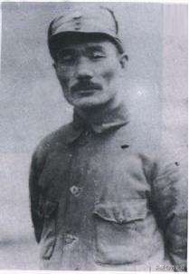 他是百歲中將，拒絕秘書的新轎車，擔任過60多個學校&OpenCurlyDoubleQuote;校長&rdquo;