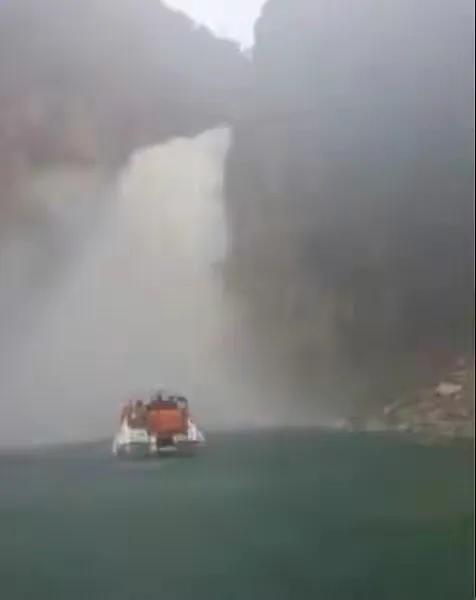 巴西懸崖巨石跌落砸旅遊船，致7死3失蹤