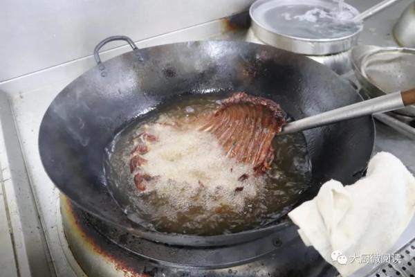 手撕羊排、蔥香烤肘子、鮑魚黃金雞&hellip;酒店年宴壓桌菜，實用又大氣