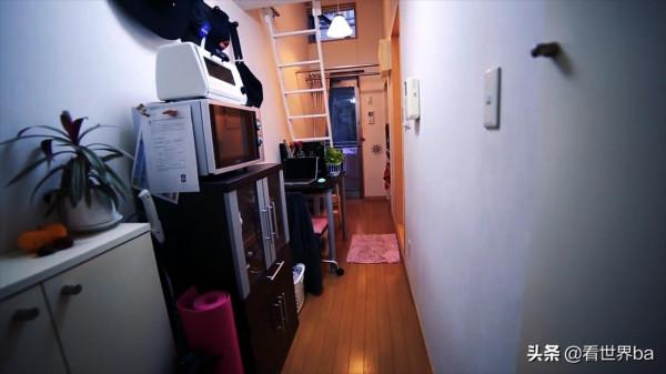 女孩蝸居在8平方米公寓裡，生活設施一應俱全，月租3800貴嗎？