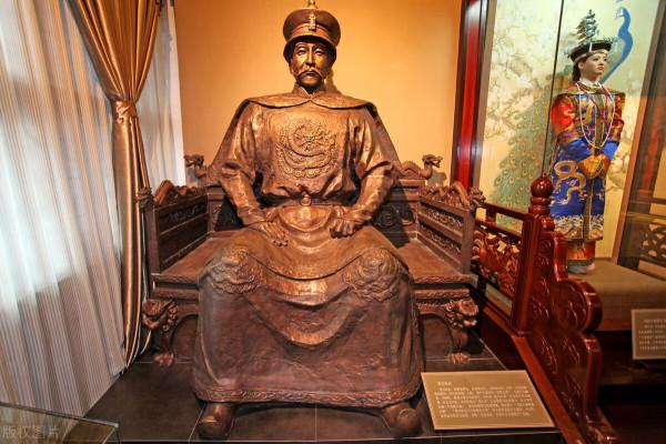 褚英捉住一個形跡可疑的人,努爾哈赤徹夜未眠,決定弄個水落石出 褚英捉住一個形跡可疑的人,努爾哈赤徹夜未眠,決定弄個水落石出