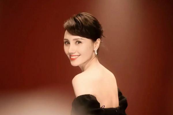 袁泉演繹東方女人的韻味兒，一襲黑色抹胸裙盤起頭髮，典雅又高貴